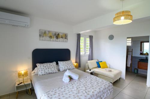 Postel nebo postele na pokoji v ubytování VILLA EDINA , Exceptionnel aux Trois ILETS,T3 vue incroyable sur FDF