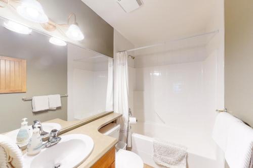 ein Bad mit einem Waschbecken und einer Dusche in der Unterkunft Tree Tops 35 in Big White