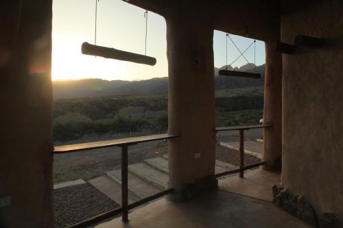 a room with a window with a view of the mountains at KONDUR ELEMENTOS ECO HOSTEL in Las Compuertas