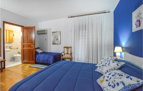 1 dormitorio azul con 1 cama y baño en Amazing Home In Menfi With Kitchen en Menfi
