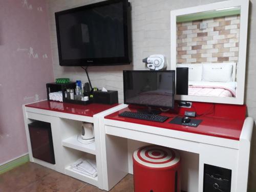 a desk with a computer on top of it at Diamond Motel in Sacheon