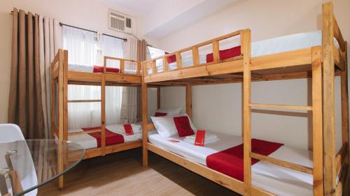 Katil dua tingkat atau katil-katil dua tingkat dalam bilik di RedDoorz Plus @ Cuarto Verde Staycation
