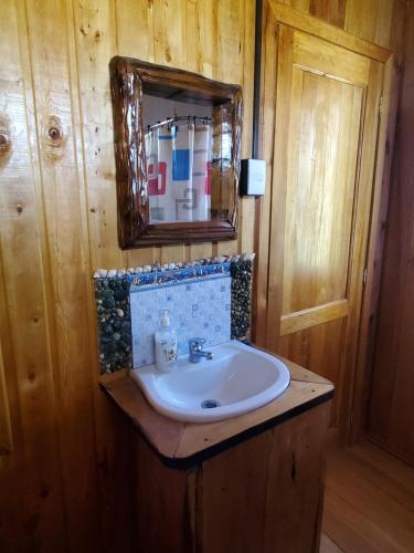 y baño con lavabo y espejo. en Acogedora pieza privada en casa frente al mar y al parque el Pudu, en San Antonio de Chadmo