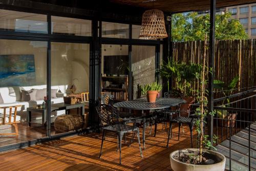 un patio con mesa y sillas en una terraza en Departamento temporario ideal para grupos hasta 15 Personas en Palermo en Buenos Aires