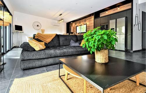un salon avec un canapé et une table dans l'établissement 3 Bedroom Amazing Home In Montfavet, à Montfavet