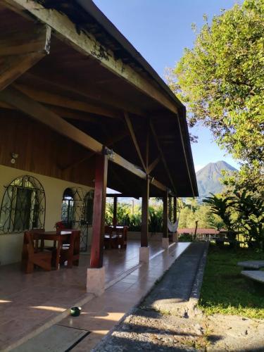 a pavilion with a view of a mountain in the background at Casa de Campo La Guaria in Guaria