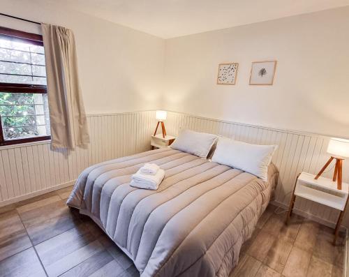 - une chambre avec un grand lit dans l'établissement El Cencerro Bariloche, à San Carlos de Bariloche