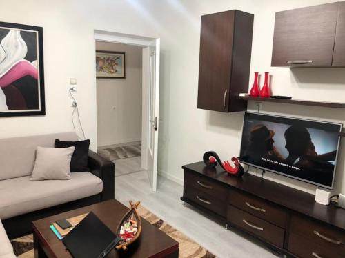 a living room with a couch and a flat screen tv at Luxury appartment Citty center in Fier