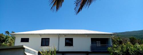 聖菲利普的住宿－Baril O'thentik，顶部有锡屋顶的白色房子