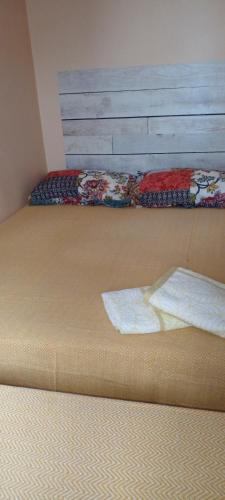 sypialnia z 2 łóżkami i zagłówkiem w obiekcie Baril O'thentik w mieście Saint-Philippe