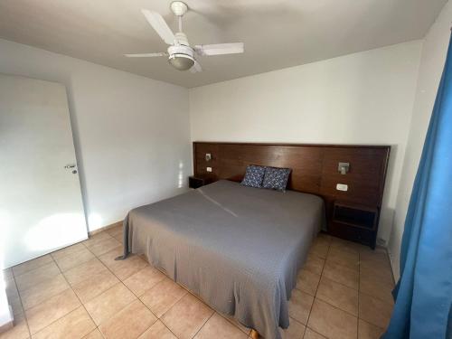 1 dormitorio con 1 cama y ventilador de techo en Departamento en pleno centro, a metros de todo ! en San Rafael