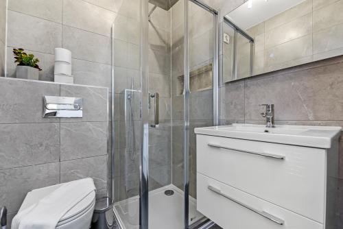 a bathroom with a shower and a sink and a toilet at Amazing 2 Bedroom Apartment in Greater London in London