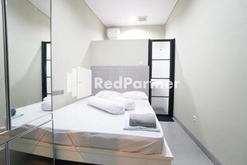 Postel nebo postele na pokoji v ubytování Tomang Gelong Guest House Syariah Mitra RedDoorz