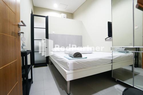 Postel nebo postele na pokoji v ubytování Tomang Gelong Guest House Syariah Mitra RedDoorz