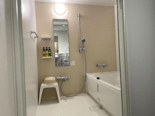 e bagno con doccia, servizi igienici e lavandino. di HOTEL GLAN Y's KUMAGAYAEKIMAE a Kumagaya