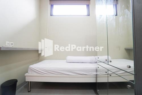 Postel nebo postele na pokoji v ubytování Tomang Gelong Guest House Syariah Mitra RedDoorz
