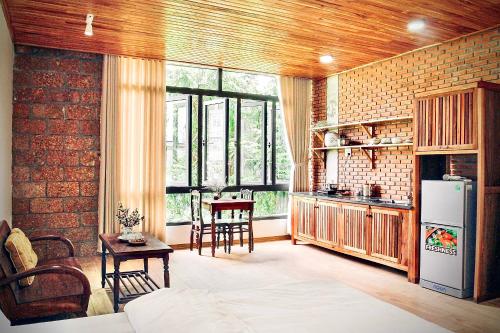 ein Wohnzimmer mit einer Küche und einem Tisch mit Stühlen in der Unterkunft Anstay Homestay & Apartment in Đà Nẵng