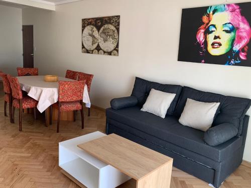 sala de estar con sofá azul y mesa en 3 Amplios ambientes excelente ubicacion-Avenida Corrientes Almagro- Cerca de todo en Buenos Aires