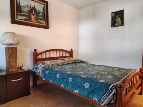 1 dormitorio con 1 cama, vestidor y una foto en CASA AMUEBLADA DE 2 RECAMARAS Furnished Comfy country 2 bedroom house, en Cuautitlán Izcalli