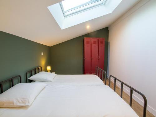 - 2 lits dans une chambre avec une porte rouge dans l'établissement Gîte Boulazac Isle Manoire, 4 pièces, 6 personnes - FR-1-616-277, à Boulazac