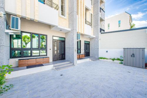an empty driveway in front of a building at Choco Style Inn in Taitung City