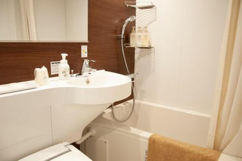y baño con lavabo y aseo. en Natural hot spring with sauna HOTEL GLAN Y's KOSHIGAYA, en Koshigaya