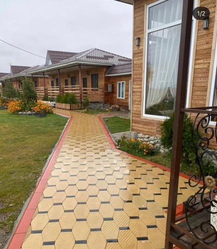 a walkway in front of a house at Santa Monica in Chon-Oryuktyu