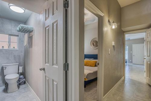 1 dormitorio y baño con aseo. en Close to All, Restful Duplex A in Downtown, UTEP, Hospitals en El Paso