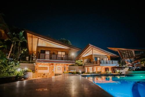 a house with a swimming pool at night at Estancia de lorenzo in San Mateo