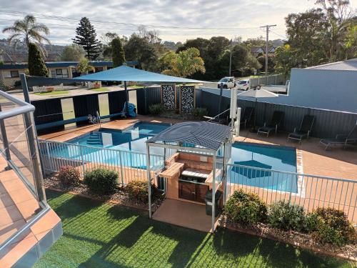 an overhead view of a swimming pool on top of a building at Grandeur Holiday Units in Merimbula