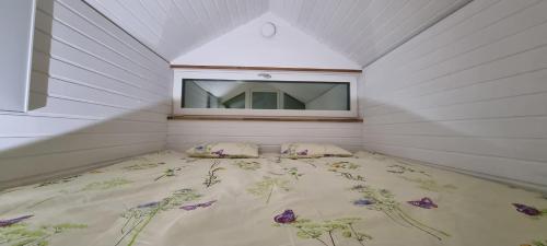 Cama en habitación con ventana en Ku:Kärg, en Põldeotsa