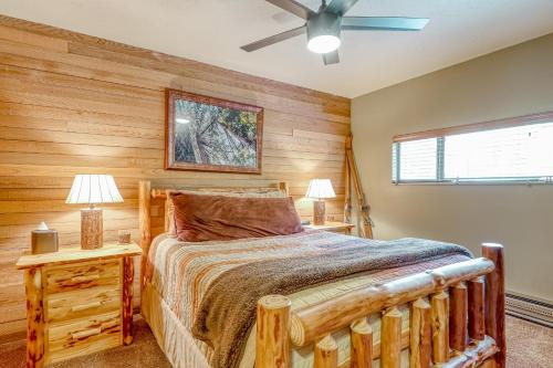 Schlafzimmer mit Holzwänden, einem Bett und einem Fenster in der Unterkunft Brian Head Village #L6 in Brian Head