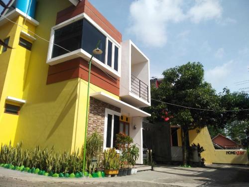 uma casa colorida numa rua em PAPADAAN Homestay Syariah Batu em Karangploso