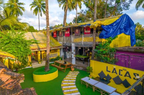 an overhead view of a building with a green yard at Whoopers Hostel Palolem in Palolem