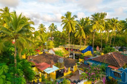 帕罗林Whoopers hostel Palolem的享有棕榈树村庄的空中景致