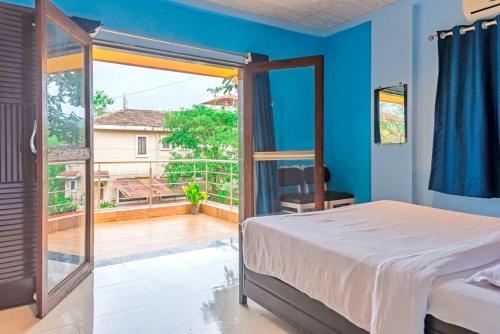 een slaapkamer met een bed en een balkon bij MOUNTAIN 3BHK VILLA LONAVALA in Lonavala