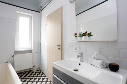 Traditional modern 3 bedroom apartment in center
