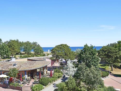 an aerial view of a resort with the ocean in the background at Strandvilla Baabe F 635 WG 11 "Bernstein" mit Meerblick, Kamin, Sauna in Baabe