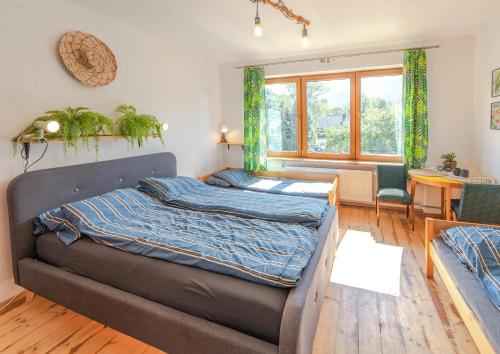 a bedroom with a bed and a desk and window at Apartament Latynoski z ogrodem - Dream Apart in Ustroń