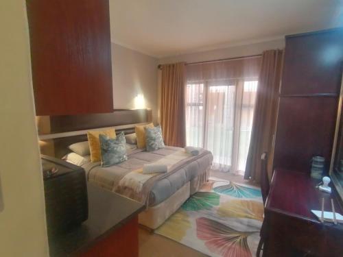 Bloemfontein的住宿－Reliwave Pty Ltd，酒店客房,配有床和电视