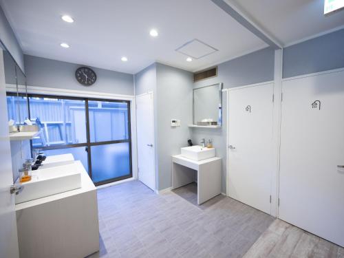 ein Badezimmer mit 2 Waschbecken und einem Spiegel in der Unterkunft Usatsuno Osu in Nagoya