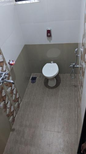 a bathroom with a white toilet in a stall at Perola Marinha in Majorda