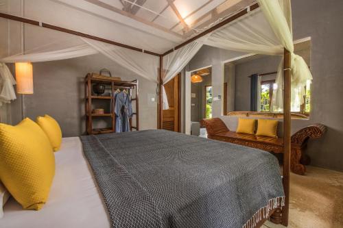 Ένα ή περισσότερα κρεβάτια σε δωμάτιο στο Phum Khmer Lodge - Village Cambodian Eco-Lodge