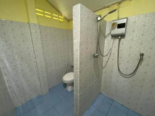 uma casa de banho com um chuveiro e um WC. em 2 Bed Sunset Seaview Good View House Y em Ko Yao Noi
