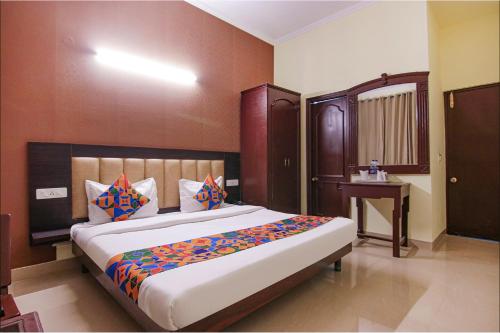 um quarto com uma cama grande num quarto em FabHotel Town Pride em Sohāna