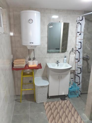 y baño con lavabo y espejo. en Apartment Gvozdenac, en Šipovo