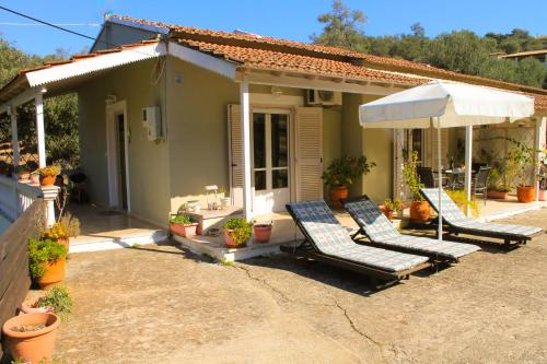 Casa con 2 tumbonas y sombrilla en Amalia Apartment, en Perítheia