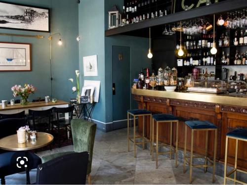 eine Bar in einem Restaurant mit Tischen und Stühlen in der Unterkunft southsidehouse in Neapel