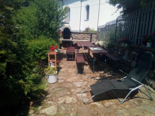 a backyard with a picnic table and a grill at Penzión Dúha in Dedinky