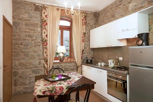 mała kuchnia ze stołem i kuchnia gmaxwell gmaxwell gmaxwell w obiekcie I Casaloni w mieście Panzano in Chianti